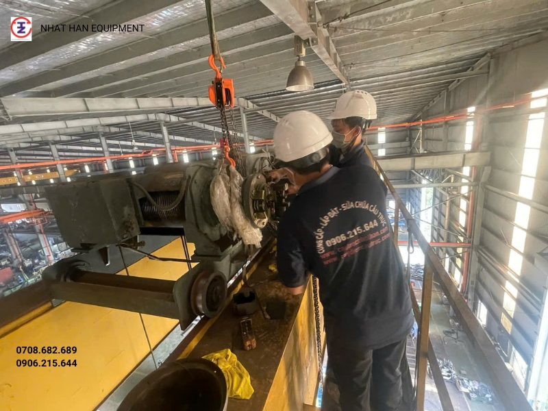 CÔNG NHÂN NHẬT HÀN ĐANG SỬA CHỮA THIẾT BỊ CẦU TRỤC LONG AN