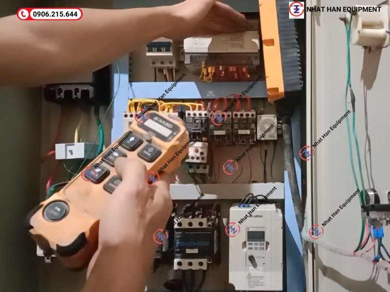 Chạy thử bộ điều khiển sau khi đấu nối xong Chạy thử bộ điều khiển sau khi đấu nối xong