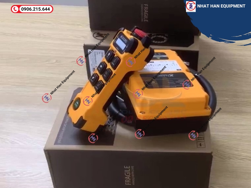 Kiểm tra bộ điều khiển trước khi đấu nối đảm bảo đầy đủ các phụ kiện. Kiểm tra bộ điều khiển trước khi đấu nối đảm bảo đầy đủ các phụ kiện.