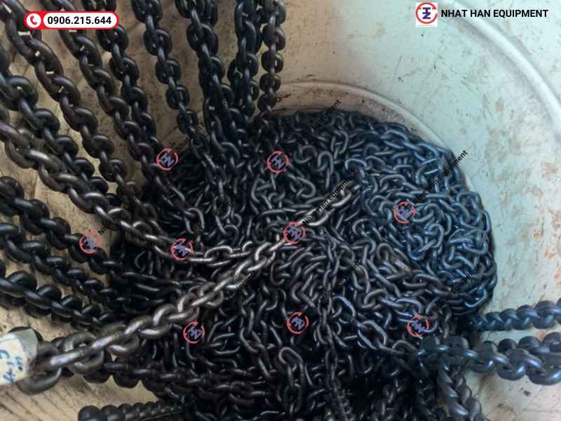 Xích đen chịu lực được bảo quản trong thùng và bôi một lớp dầu Xích đen chịu lực được bảo quản trong thùng và bôi một lớp dầu